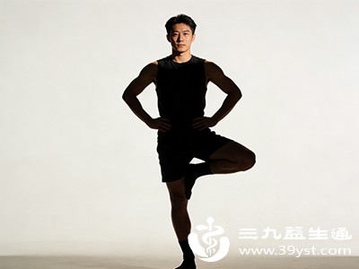 单腿站立,双手叉腰,保持身体稳定30秒,换腿重复,逐渐延长站立时间至1分钟,每日3组 单腿站立,双手叉腰,保持身体稳定30秒,换腿重复,逐渐延长站立时间至1分钟,每日3组