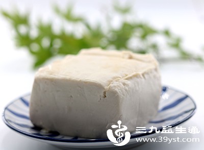 大豆及豆制品（豆腐、豆浆）富含大豆异黄酮，能调节雌激素水平