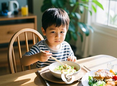 全家追着喂饭 打造“专注餐桌”+给足自主权 娃吃饭快到让你惊讶
