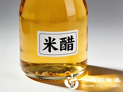 米醋性酸，而茯苓味甘淡，二者同食可能会影响茯苓的药性发挥