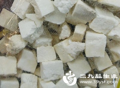 生茯苓的利水渗湿作用较强，对于体质虚弱、津液不足的人群来说，随意使用生茯苓可能会加重身体的不适