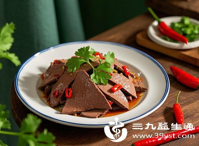 瘦肉、动物肝脏、坚果能提供锌和铁