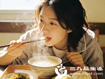 睡前不刷牙vs早起先吃饭哪个更伤身 答案出乎意料