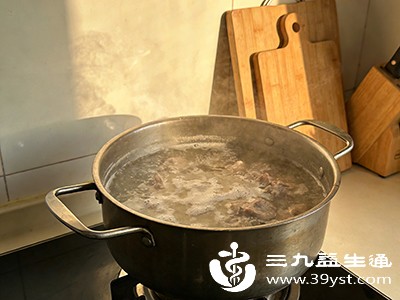 煮肉汤10-20分钟，汤里的嘌呤含量很低