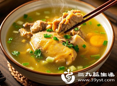 炖好的鸽子汤表面可能有一层浮油，食用前需撇去，避免摄入过多脂肪引起胃肠不适，尤其适合肝胆、胰腺术后患者