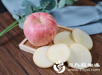 苹果的糖分以果糖为主，且被膳食纤维包裹，吸收速度较慢，只要控制总量（每天200-350克水果），并不会导致糖分堆积发胖