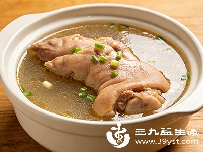 多吃富含胶原蛋白的食物，如猪蹄、鱼皮等，以及富含维生素C的新鲜蔬果，维生素C能促进胶原蛋白的合成，有助于维持皮肤弹性