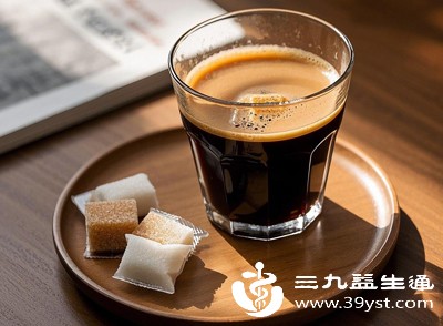 睡前喝咖啡、浓茶、酒精等刺激性饮品,会兴奋神经中枢,抑制睡意 睡前喝咖啡、浓茶、酒精等刺激性饮品,会兴奋神经中枢,抑制睡意