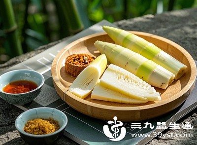 竹笋中含有草酸、鞣酸等天然成分，这些物质对口腔和胃肠道黏膜有一定的刺激作用