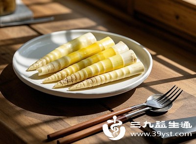 在身体疲劳、受凉、感冒等状态下，人体的胃肠道功能会有所下降，此时食用竹笋，胃肠道对刺激的耐受度降低，更容易出现恶心想吐的不适反应