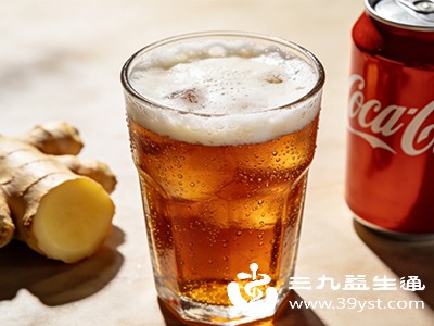 生姜性温，容易上火的人群过量饮用可能加重上火症状；胃酸过多、胃溃疡患者饮用后可能刺激胃黏膜，引发不适