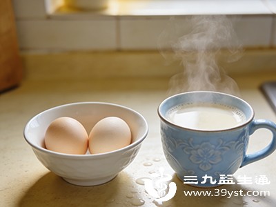 牛奶、鸡蛋、牛肉、虾、蟹等高蛋白食物，在消化过程中需要碱性环境