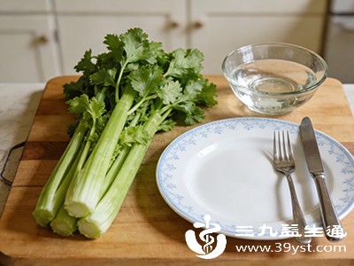 芹菜的钾含量也很丰富，里面的芹菜素还能辅助调节血压