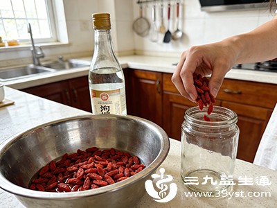 浸泡时留意酒的颜色变化，正常情况下会逐渐变为橙红色或暗红色，且质地清澈。若发现酒浑浊、有沉淀或异味，应停止饮用