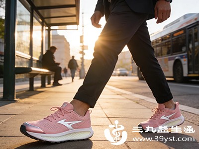 被腿脚酸软无力困扰 可能不只是累了 这些原因你需要知道