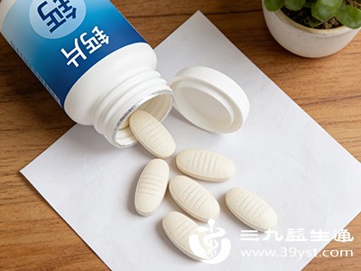 除了前面提到的中老年人、青少年、儿童、孕期和哺乳期女性外，更年期女性由于体内激素变化，钙流失加快，也需要适当补充钙片