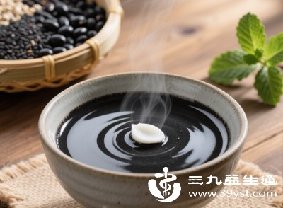 两餐之间可添加一些能量密度高的食物，如芝麻糊、藕粉等，快速补充体力