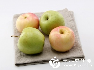 苹果、梨、香蕉等水果性质温和，可切成小块或榨成汁（过滤渣）食用，补充维生素和水分