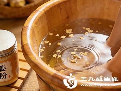 足部有伤口或皮肤破损的人，不宜用姜粉泡脚，以免姜粉刺激伤口，引起疼痛或感染