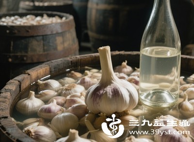 制作白酒泡大蒜的方法并不复杂，只需准备新鲜的大蒜和适量白酒，将大蒜去皮洗净晾干后放入容器中，倒入白酒没过大蒜，密封后放置在阴凉处浸泡一段时间即可