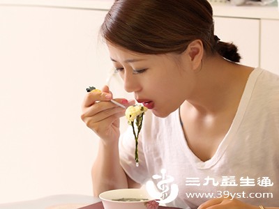 进食后，胃肠道消化食物时会产生额外热量，使体温暂时升高0.1℃-0.2℃，通常在餐后1小时左右达到高峰，随后逐渐恢复