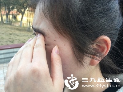 干眼症患者由于泪液分泌不足或者泪液质量不佳，眼睛会经常处于干涩状态，还可能伴有异物感、烧灼感等不适