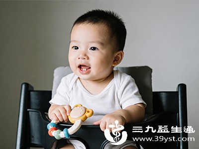 部分宝宝长牙早，可能是因为自身生长发育速度较快，骨骼和牙龈组织发育成熟较早，为牙齿萌出提供了条件