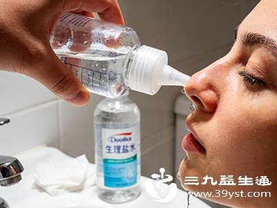 用生理盐水冲洗鼻腔，每天1-2次，可清除黏膜表面的刺激物和分泌物