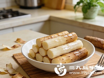 相较于精制米面，山药的升糖指数较低，而且其中含有的黏蛋白能延缓糖分的吸收，减少餐后血糖的波动