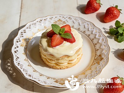 如果用葡萄干替代蛋糕、糖果、巧克力等精制糖含量高的零食，在总热量相似的情况下，相对更为健康