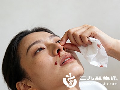 女性在青春期、妊娠期等特殊时期，体内激素水平发生变化，可能会使鼻腔黏膜血管扩张、充血，容易引发鼻出血
