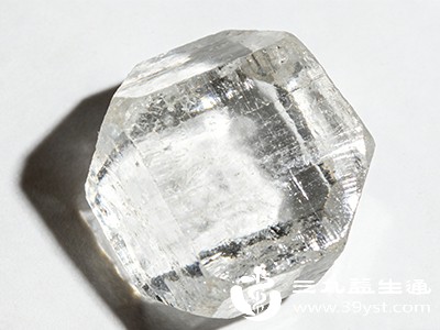 在日常生活中，一些不经意的接触场景也可能让我们受到明矾的侵害，需提高警惕