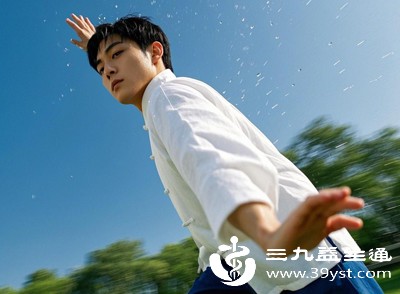 日常运动要结合自身状态，疲惫时避开剧烈运动，选择慢走、拉伸、太极等低强度运动，每次15-30分钟即可