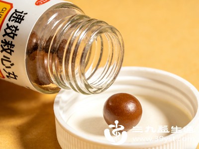 当遇到有人突发心脏骤停时，第一反应不是拨打急救电话、进行心肺复苏，而是盲目服用救心丸，最终错失最佳抢救时机