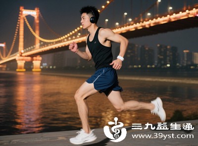 跑步时保持匀速，呼吸与步伐协调，避免过度劳累。时刻关注身体感受，一旦出现胸闷、心慌、气短等不适，立即停止休息，症状不缓解就及时就医