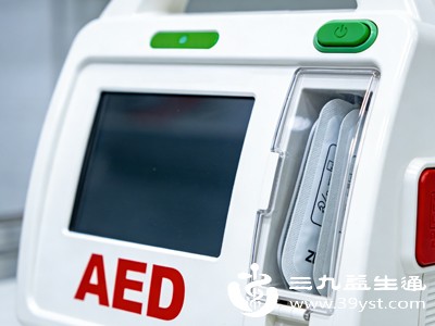 若AED提示需要电击，会播报“正在充电，请远离患者”，此时所有人远离患者，避免被电击