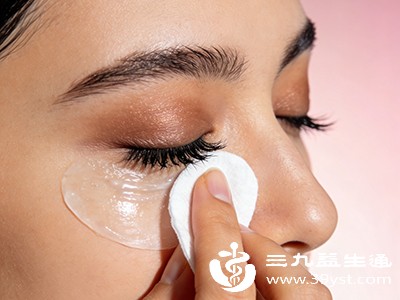 正确清洁眼部