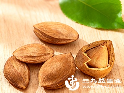 苦杏仁中含有苦杏仁苷,这种物质在体内会分解产生氢氰酸,具有毒性 苦杏仁中含有苦杏仁苷,这种物质在体内会分解产生氢氰酸,具有毒性