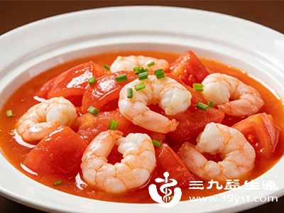 虾中含有的砷含量极低，要达到有毒剂量，需要一次性摄入极大量的虾和西红柿，日常饮食中正常的食用量根本无法达到这一水平，因此无需过度担忧