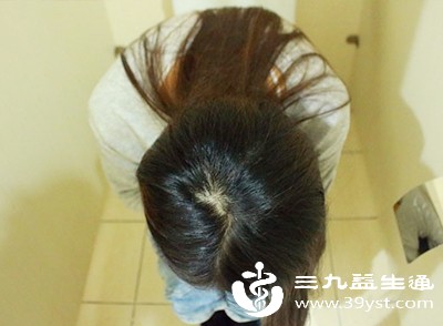 检查前需排空膀胱，避免因憋尿导致身体不适或影响腹部、盆腔部位的成像