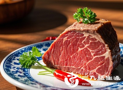 不同部位脂肪差异大，牛腩、肥牛等脂肪含量高（每100克牛腩约20克脂肪），热量达250千卡