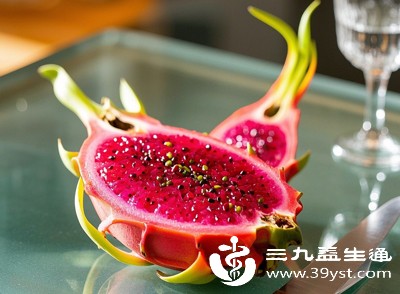 火龙果分为红心和白心两种，两者都含有丰富的膳食纤维、维生素B族、维生素C以及多种矿物质，能为身体补充营养，同时其含有的植物性白蛋白还能帮助清除体内的有害物质