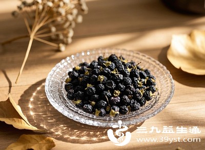 黑枸杞温润甘甜，菊花清香微苦，搭配后甘甜中和微苦，清香缓解厚重感，口感清爽宜人，兼具醇厚与芬芳，适合多数口味