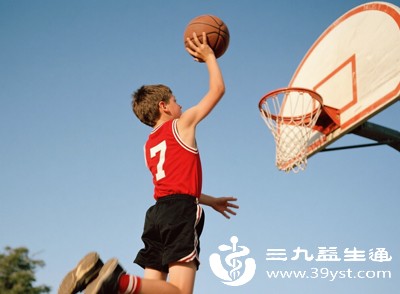 偶尔打一次篮球,消耗的热量有限,难以撼动体内长期堆积的脂肪 偶尔打一次篮球,消耗的热量有限,难以撼动体内长期堆积的脂肪