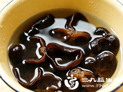 在室温(尤其夏季高温)隔夜存放的木耳,无论有无异味都不建议食用 在室温(尤其夏季高温)隔夜存放的木耳,无论有无异味都不建议食用