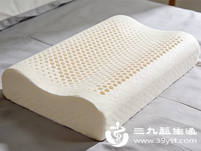 给娃选乳胶枕前看 高弹性存风险 可能影响颈椎发育