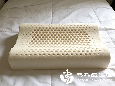 儿童颈椎曲度随年龄变化,新生儿几乎无曲度,幼儿期需3厘米内低枕 儿童颈椎曲度随年龄变化,新生儿几乎无曲度,幼儿期需3厘米内低枕