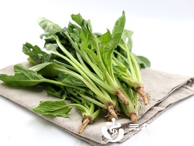 菠菜每100克含铁2.9毫克,食用前先焯水可去除草酸,提高铁的吸收率 菠菜每100克含铁2.9毫克,食用前先焯水可去除草酸,提高铁的吸收率