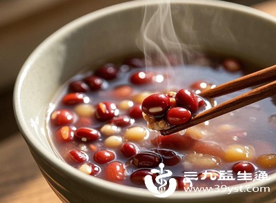 很多人喝红豆薏仁水后发现体重变轻，这往往是水分排出带来的暂时效果，而非脂肪减少