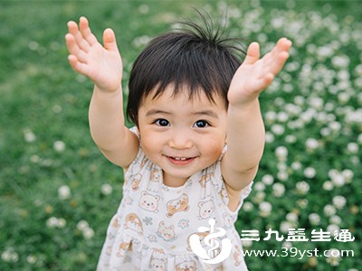 童膀胱容量较小，肾脏调节功能尚未发育完善，喝水后尿液生成和排出速度更快，因此排尿频率相对较高